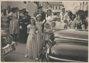 Huwelijksfoto Jan Geerdink en Nilda Jesurun Pinto, met bruidsmeisjes; december 1948 - archief familie Geerdink