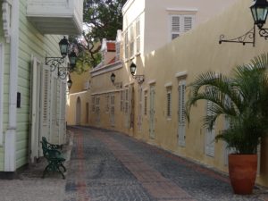 Van woningen in stegen tot hotel, in Otrobanda, Willemstad, Curaçao - foto Aart G. Broek - rsc